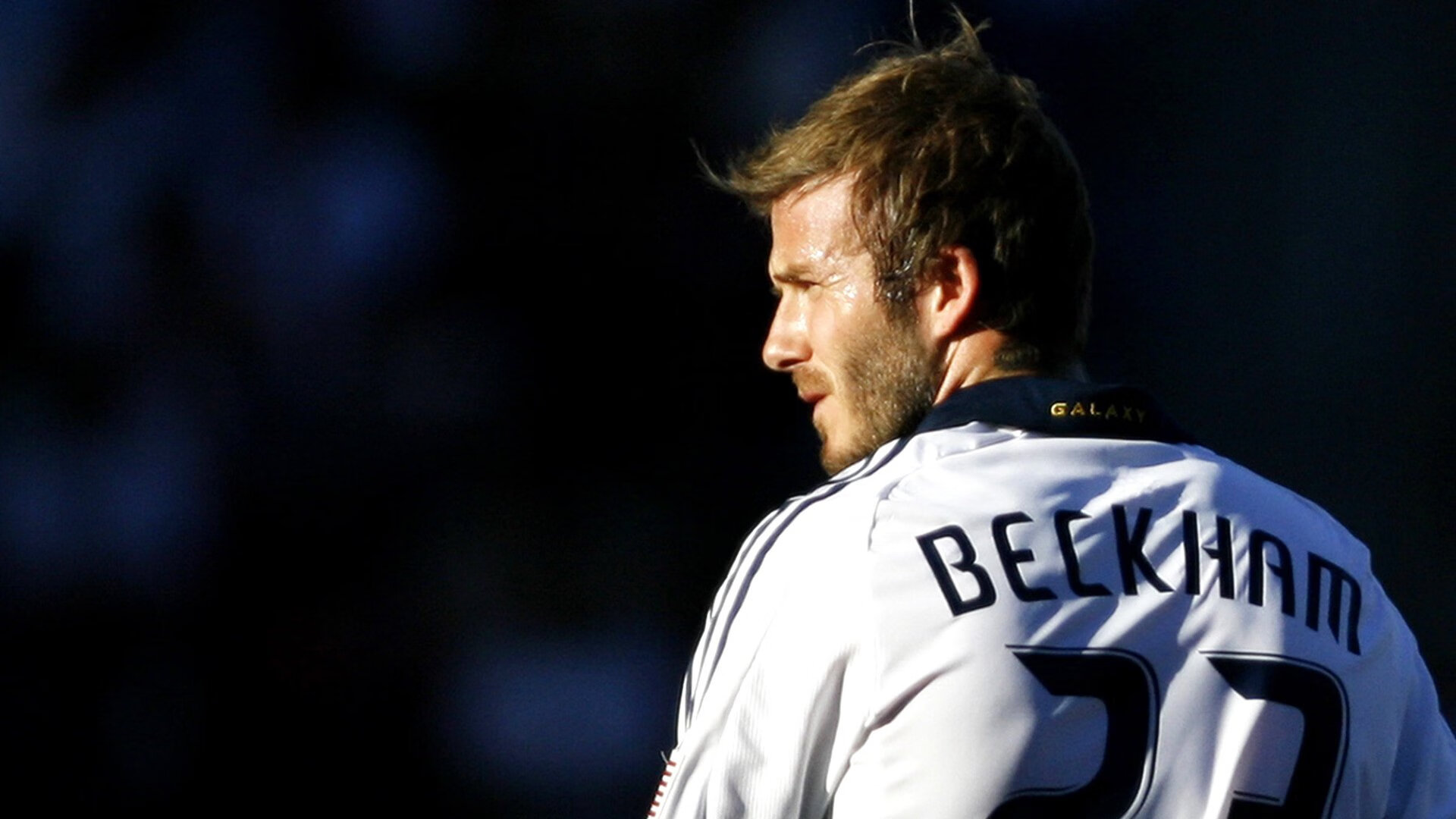 清水彰人和江村美咲担任日本代表团开幕式旗手。，清水美奈扎着两个辫子