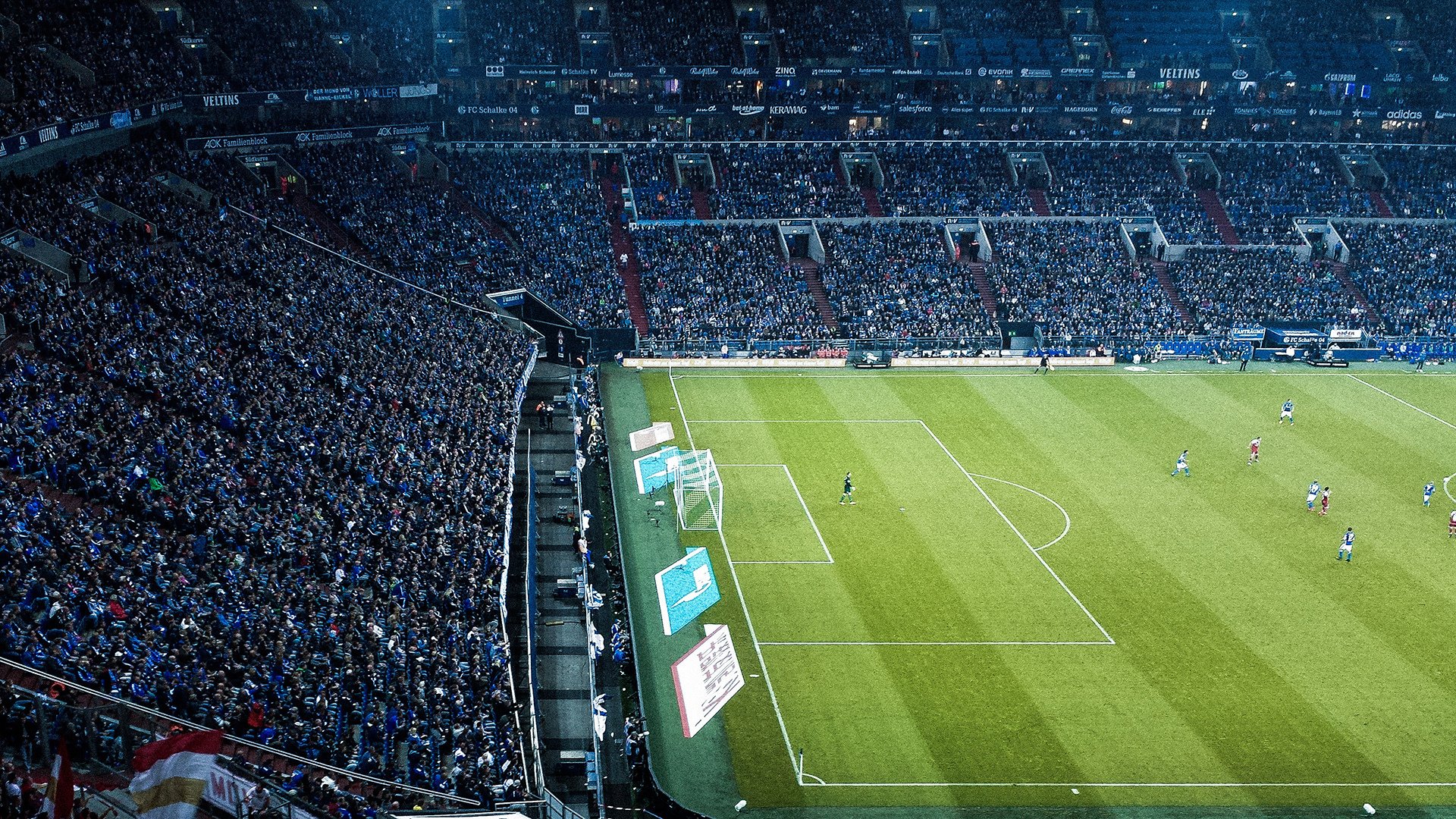 共享篮球场在城市社区广泛铺开，方便群众体育，共享篮球场项目