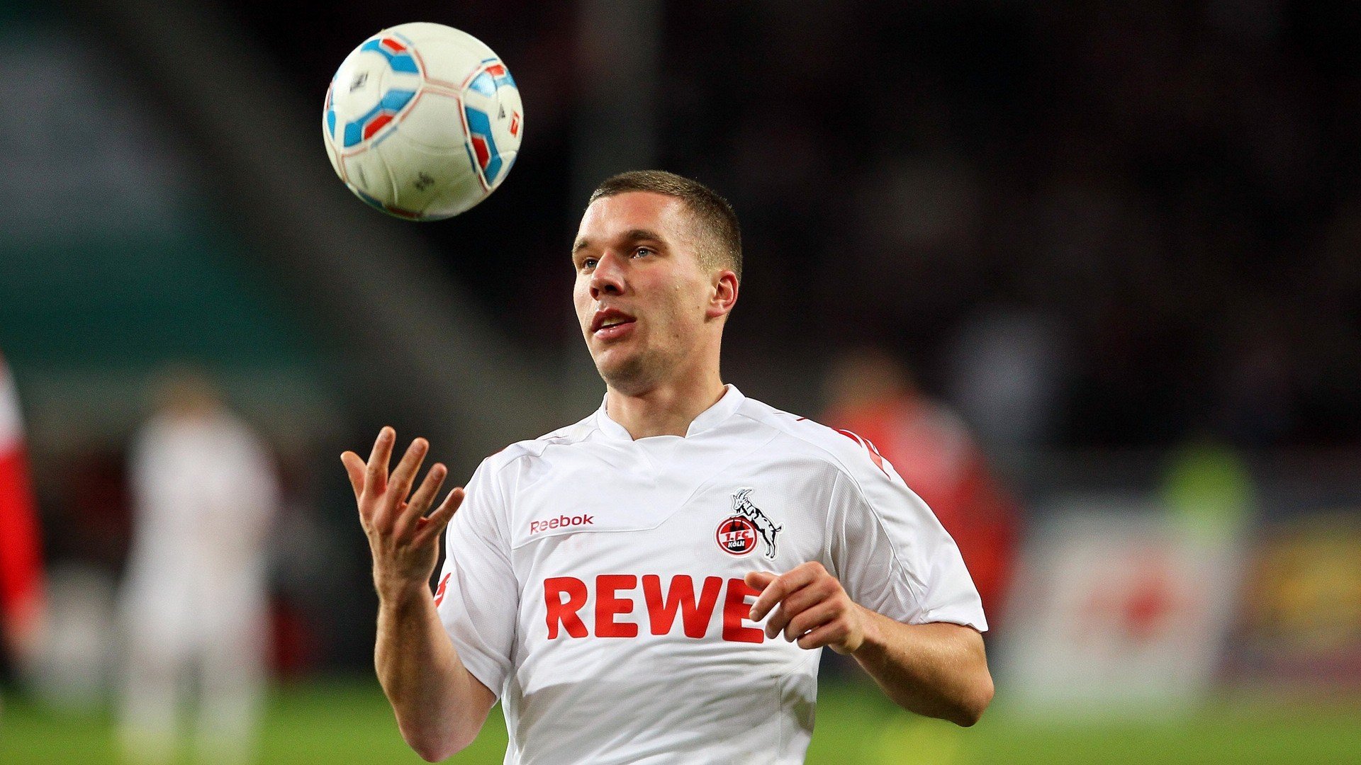 足球运动普及是否受场地限制影响，足球场地使用年限和标准